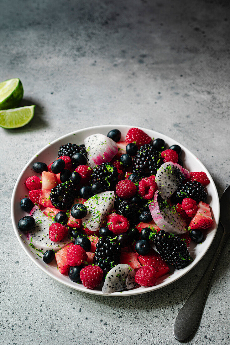 Beerenfruchtsalat mit Limette und Honig