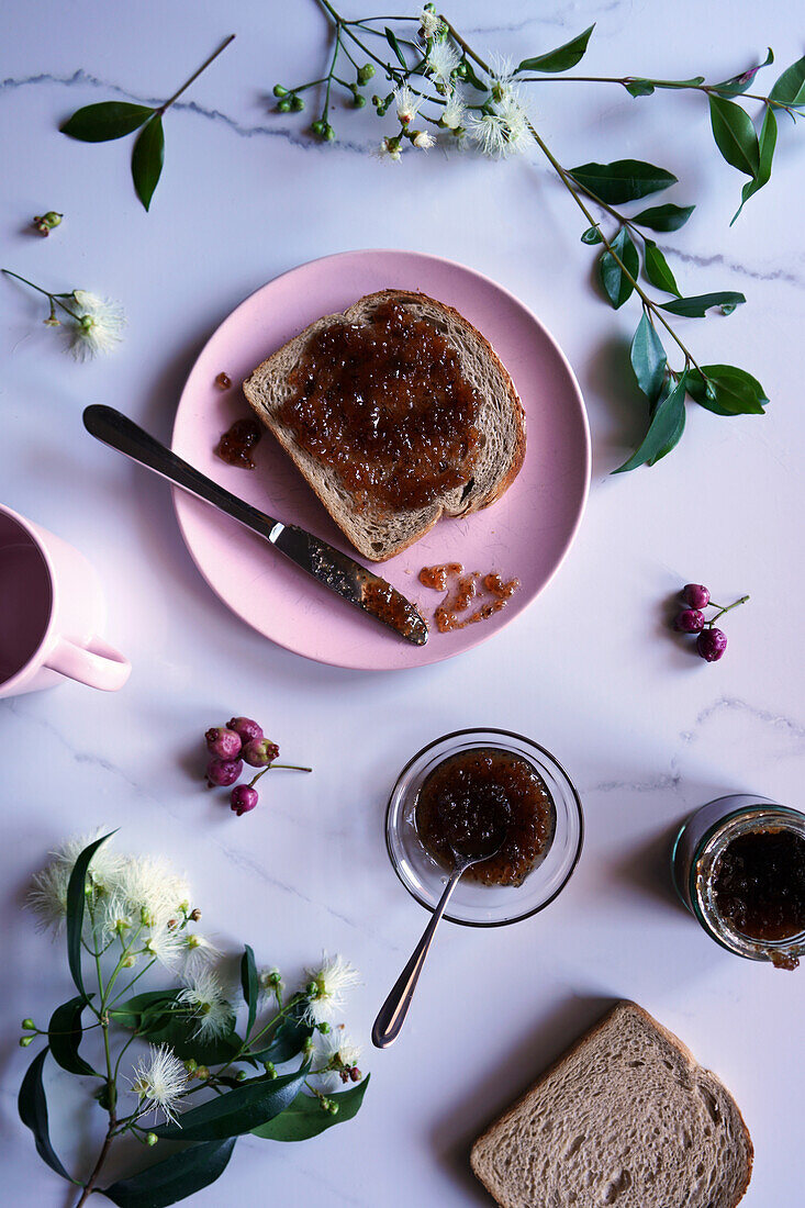 Früchte des australischen Lilly-Pilly-Baums, der wegen seines Nährwerts als Superfood gilt. Die essbaren Beeren werden traditionell zu Marmelade und Chutneys verarbeitet.