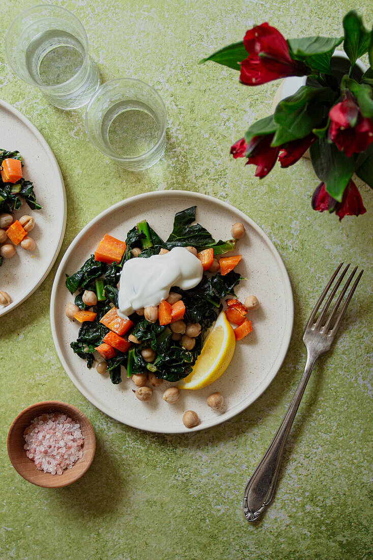 Cavolo nero und Kichererbsensalat auf grünem Hintergrund