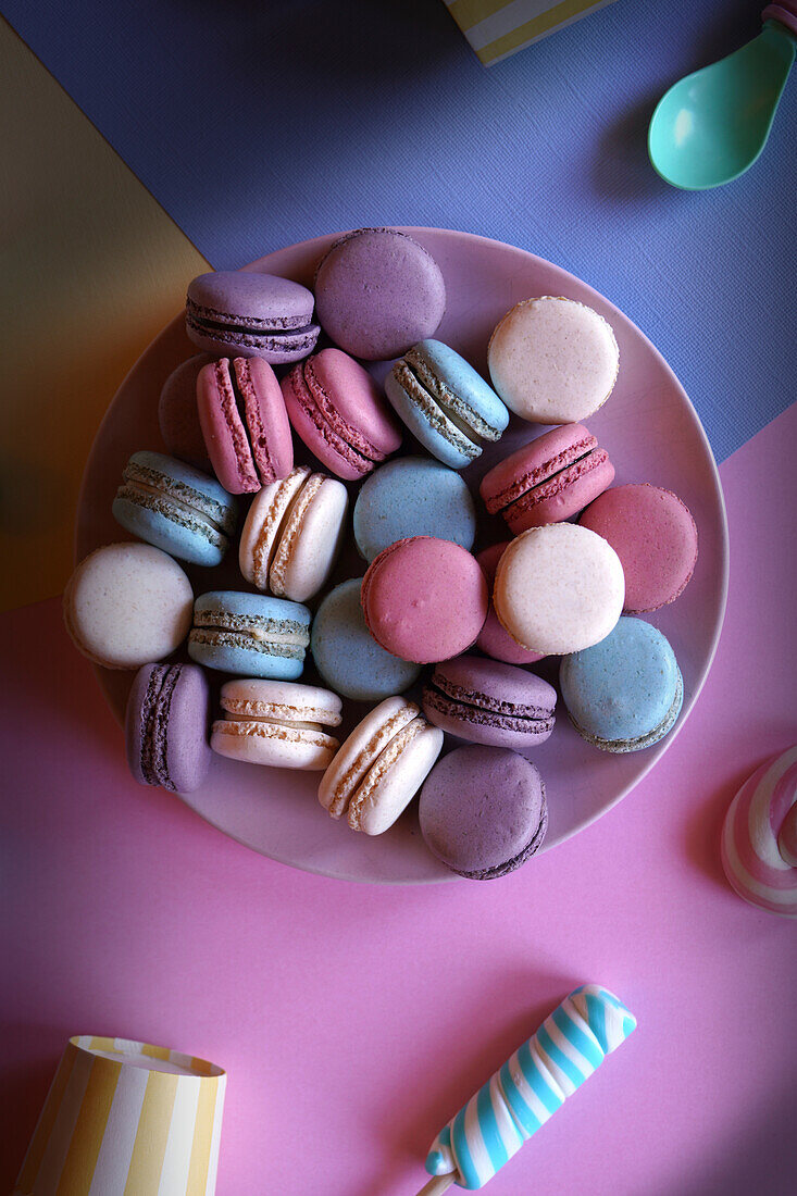 Bunte französische Macarons. Retro Color Blocking Ästhetisches Flatlay.