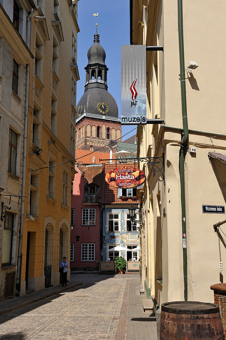 The 1221 restaurant in Jauniela Street with the Dome Cathedral (Riga Cathedral) bell tower in the background, Riga, Latvia, Baltic region, Europe