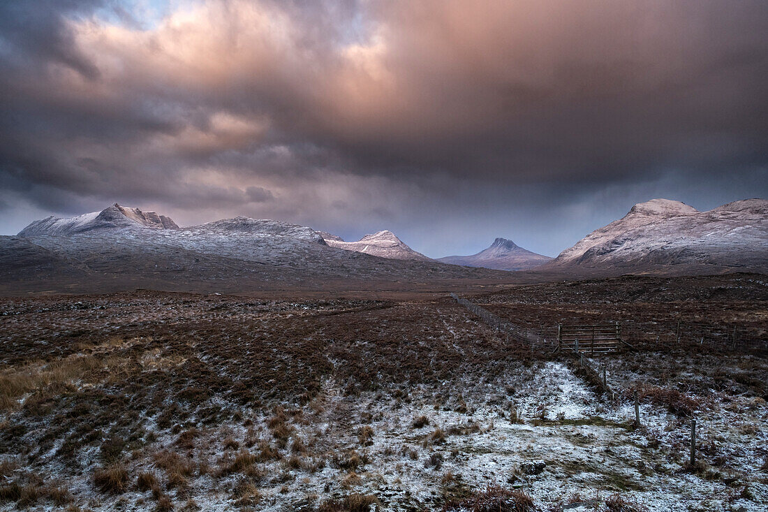 Assynt Mountains im Winter, Ben Mor Coigach, Beinn an Eoin, Stac Pollaidh und Cul Beag, Assynt-Coigach National Scenic Area, Assynt, Inverpolly, Sutherland, Schottische Highlands, Schottland, Vereinigtes Königreich, Europa