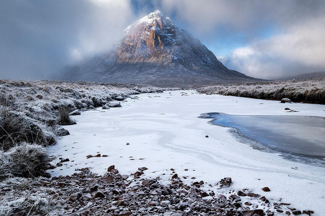 Eisbedeckter Fluss Etive mit dem Stob Dearg (Buachaille Etive Mor) im Winter, Rannoch Moor, Argyll und Bute, Schottische Highlands, Schottland, Vereinigtes Königreich, Europa