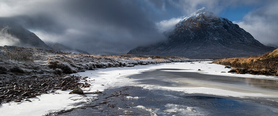 Fluss Etive im Winter mit Blick auf Glen Etive und Stob Dearg (Buachaille Etive Mor), Rannoch Moor, Argyll und Bute, Schottische Highlands, Schottland, Vereinigtes Königreich, Europa