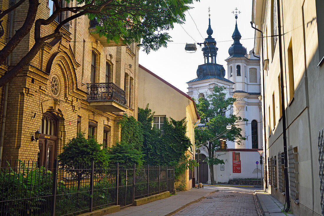 Mykolo-Straße mit dem Museum des kirchlichen Erbes im Hintergrund, das sich in der ehemaligen St. Michael-Kirche aus dem 17.