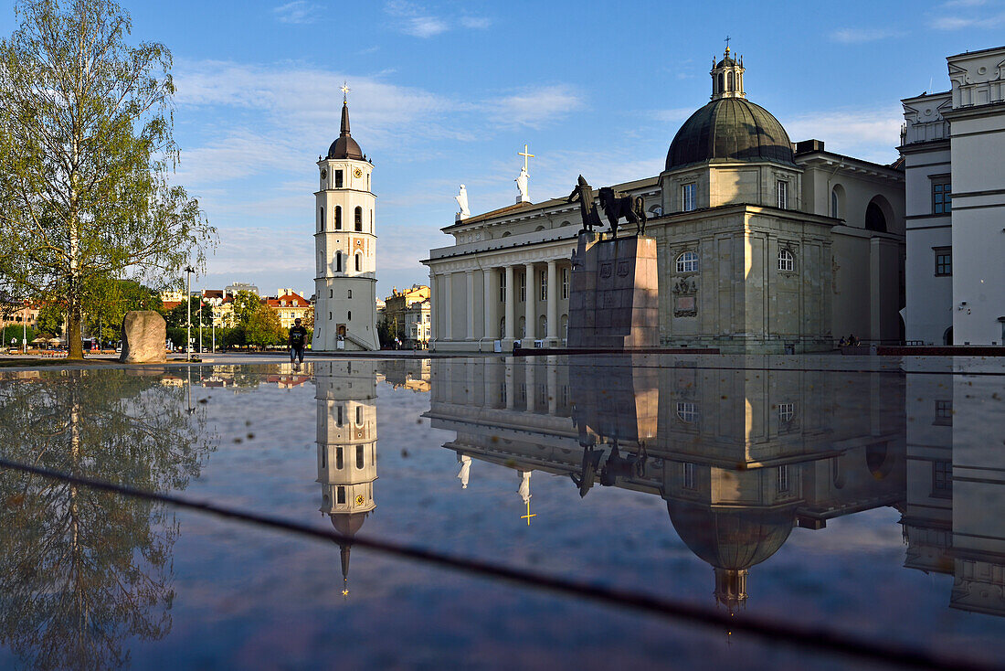 Die Kathedrale spiegelt sich in einem Marmorblock, UNESCO-Weltkulturerbe, Vilnius, Litauen, Europa