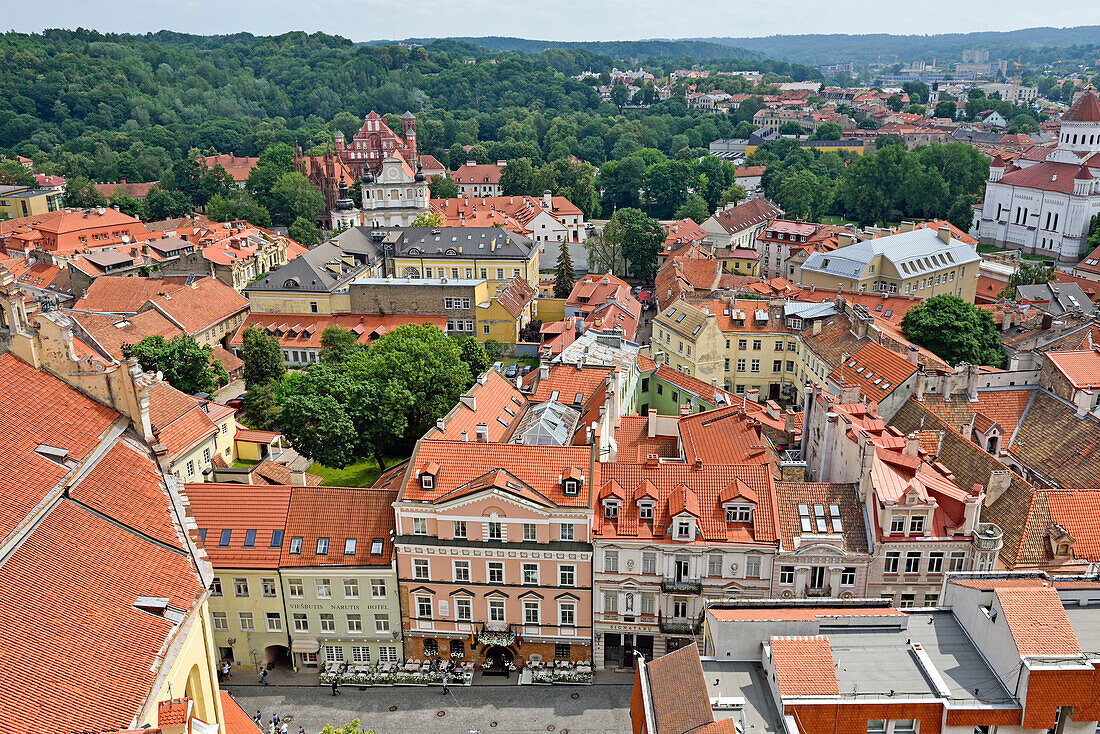 Pilies-Straße mit dem Museum des kirchlichen Erbes, der St.-Anna-Kirche und der Kirche des Heiligen Franziskus und des Heiligen Bernhard im Hintergrund, vom Turm der St.-Johannes-Kirche aus gesehen, UNESCO-Weltkulturerbe, Vilnius, Litauen, Europa