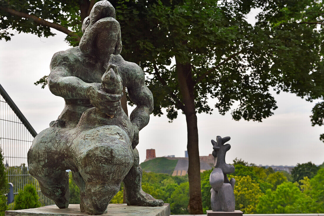 Prometheus erwürgt den Geier, eine Bronzeskulptur von Jacques Lipchitz, 1891-1973, Litauisches Kunstzentrum TARTLE im Stadtteil Uzupis, Vilnius, Litauen, Europa