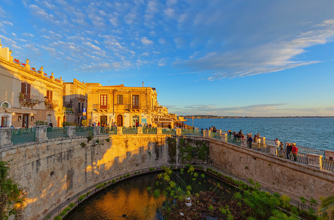 Blick auf die Altstadt von Ortygia und den Arethusa-Brunnen, UNESCO-Welterbe, Ortygia, Syrakus, Sizilien, Italien, Mittelmeer, Europa