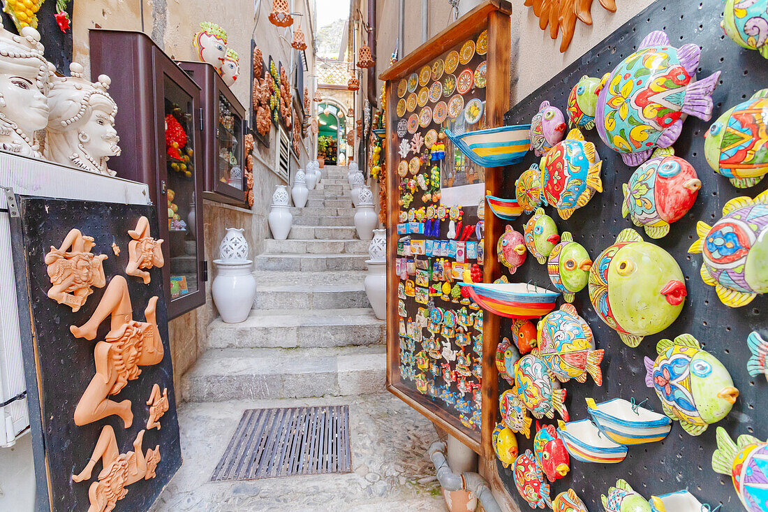 Altstadtstraße voller Kunstwerke und Souvenirs, Taormina, Sizilien, Italien, Mittelmeer, Europa