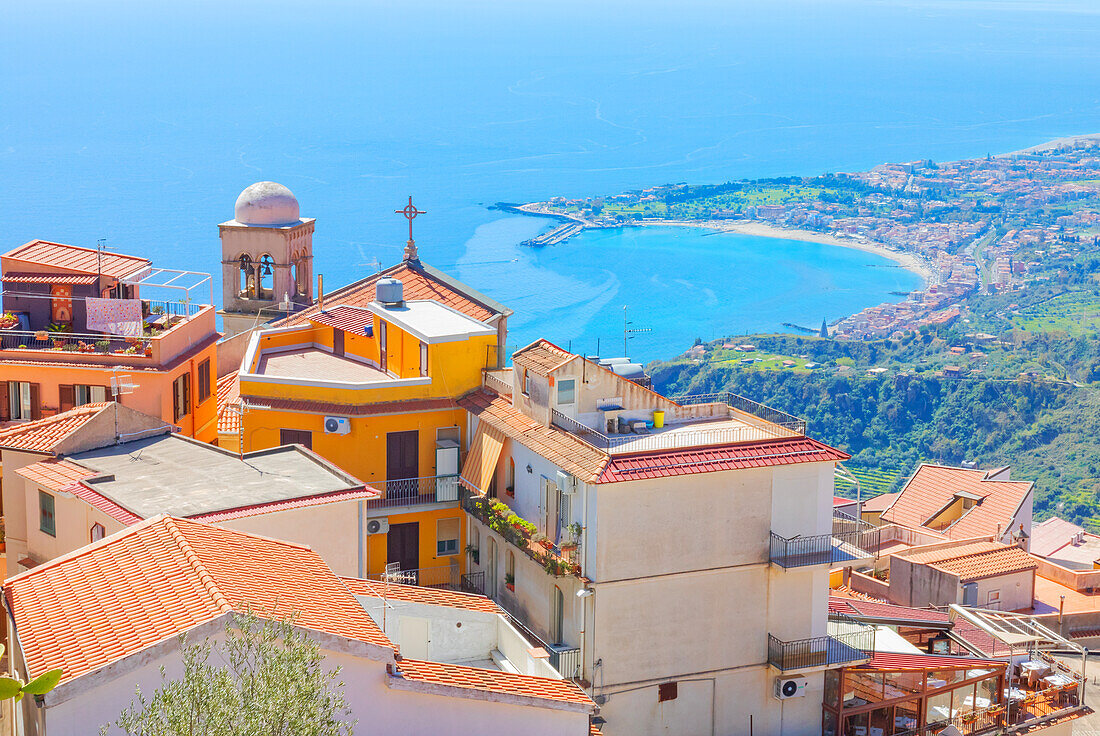 Blick auf das Dorf Castelmola und die ionische Küste, Castelmola, Taormina, Sizilien, Italien, Mittelmeer, Europa