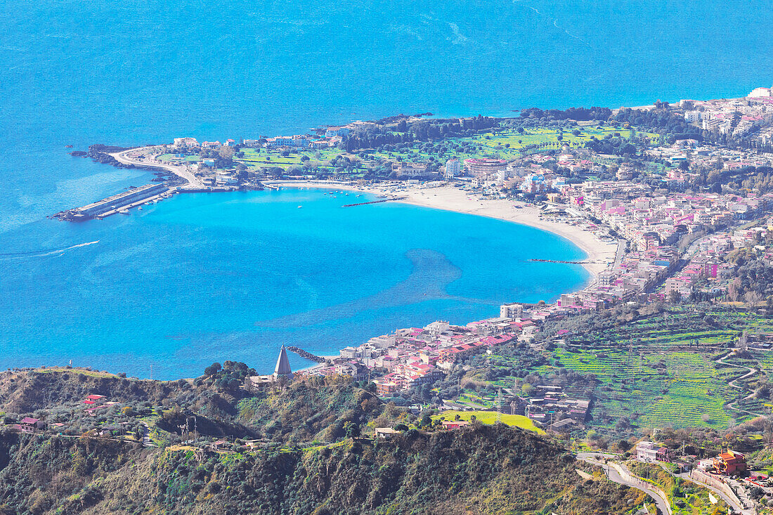 Blick über das Dorf Giardini di Naxos und die ionische Küste, Castelmola, Taormina, Sizilien, Italien, Mittelmeer, Europa