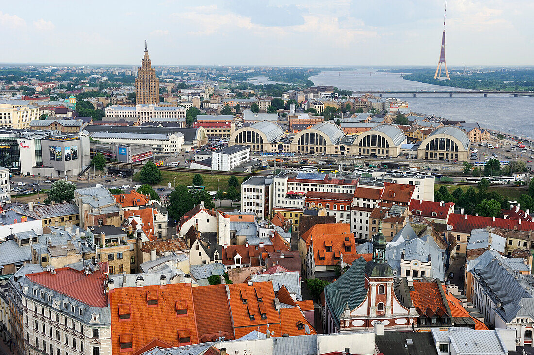 Luftaufnahme über den Fluss Dauvaga und den Zentralmarkt vom Turm der St. Peterskirche, Riga, Lettland, Baltikum, Europa