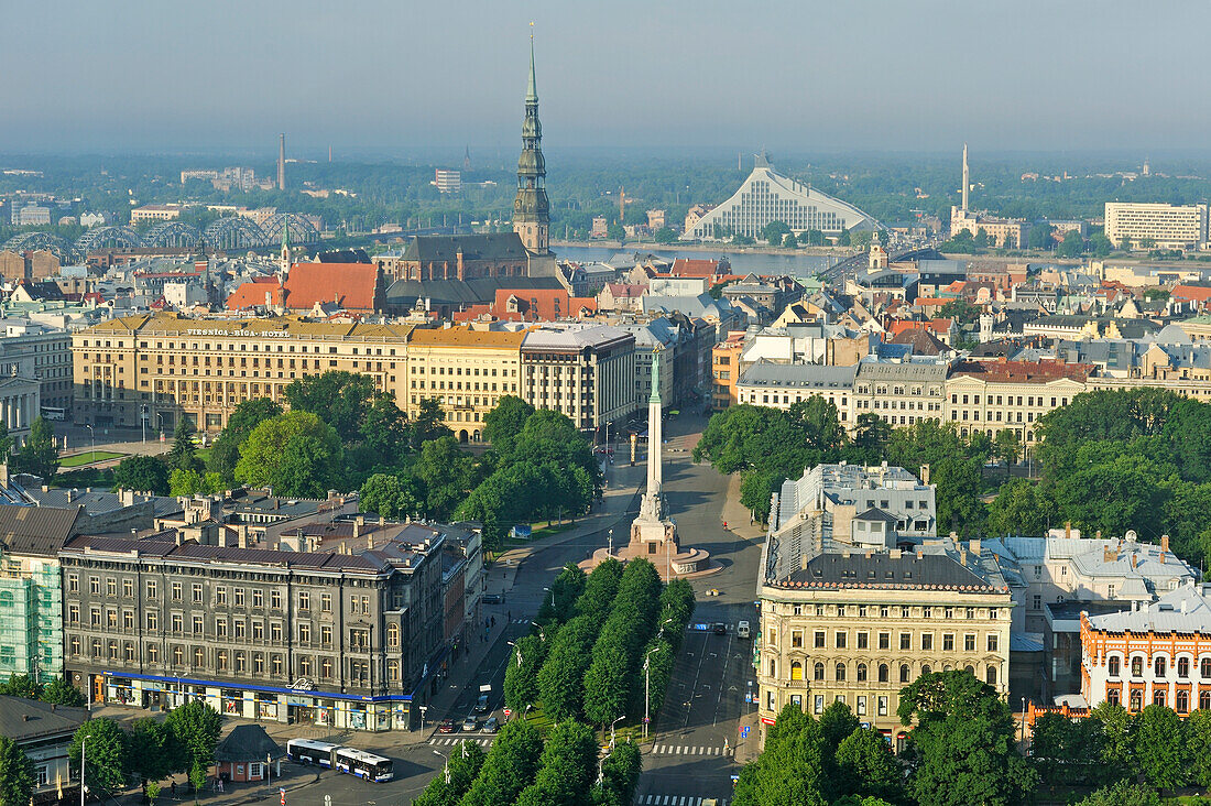 Luftaufnahme über die Brividas-Allee in Richtung Altstadt, vom Radisson Blu Hotel, Riga, Lettland, Baltikum, Europa