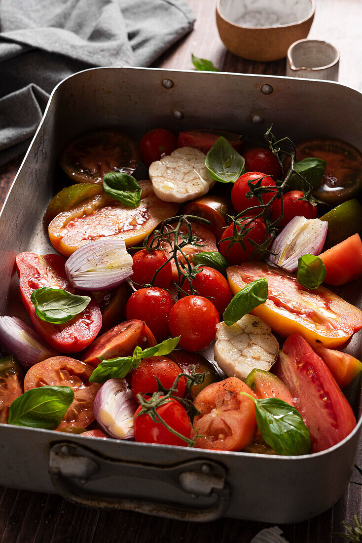 Gewürzte frische Tomaten, Knoblauch, Schalotten, Basilikum