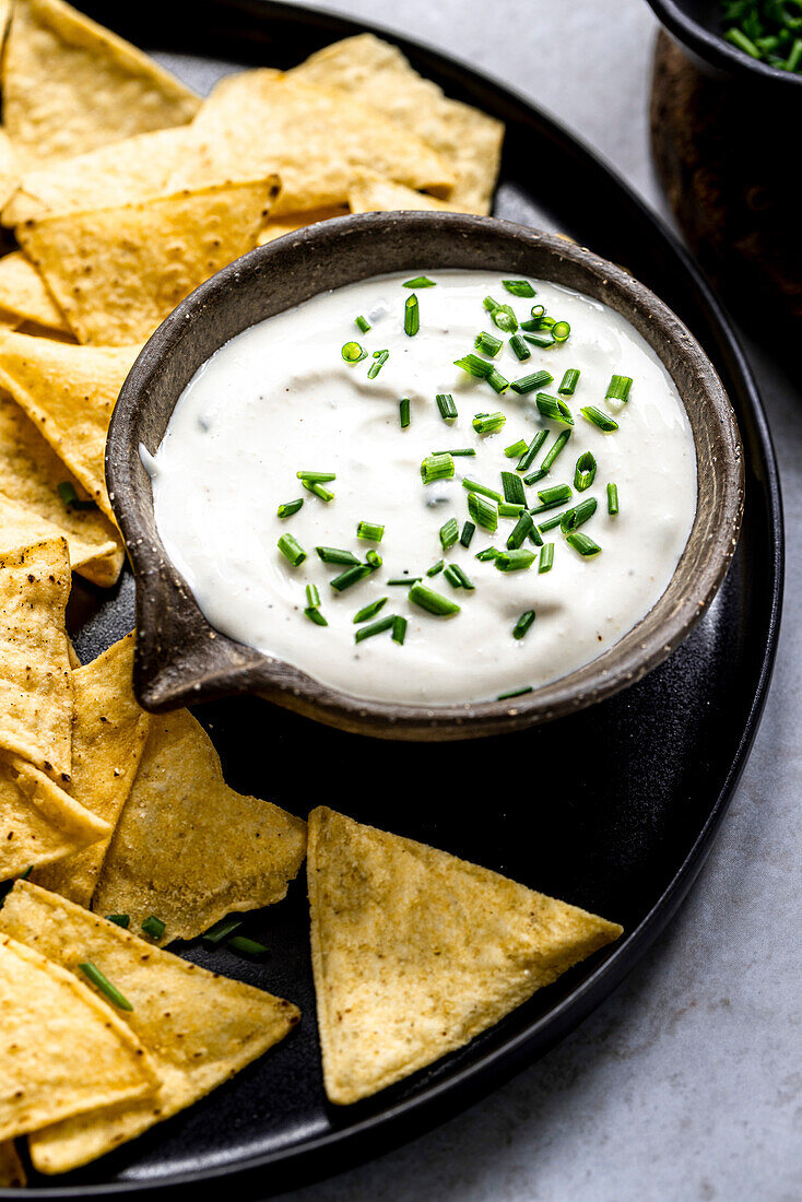 Nachos serviert mit Sauerrahm-Schnittlauch-Dip