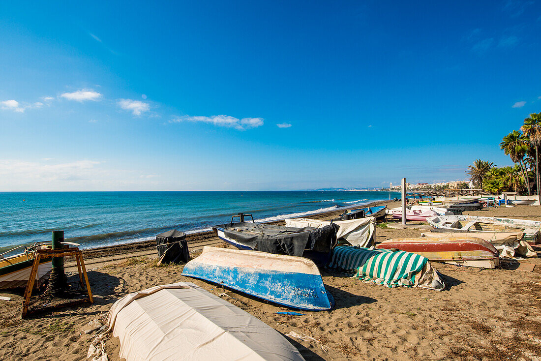 Fischerboote am Strand Playa de la Cala, Estepona, Málaga, Costa del Sol, Andalusien, Spanien, Europa