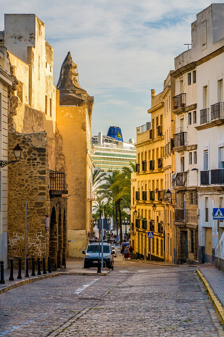 Das Denkmal der Freiheitsfackel mit Kreuzfahrtschiff in der historischen Altstadt, Cádiz, Andalusien, Spanien, Europa