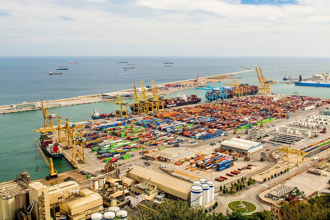 Blick auf den Hafen von Barcelona von der alten Militärfestung Montjuic auf dem Berg Montjuic über der Stadt, Barcelona, Katalonien, Spanien, Europa