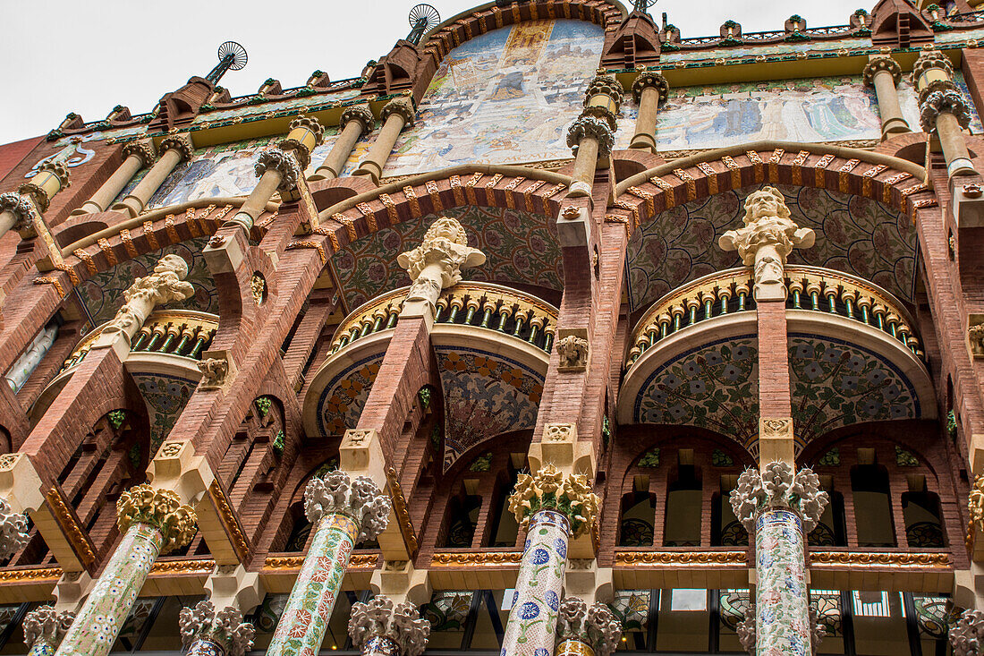 Die Fassade des Konzertsaals Palau de la Musica Catalana (Palast der Katalanischen Musik), Altstadt, Barcelona, Katalonien, Spanien, Europa