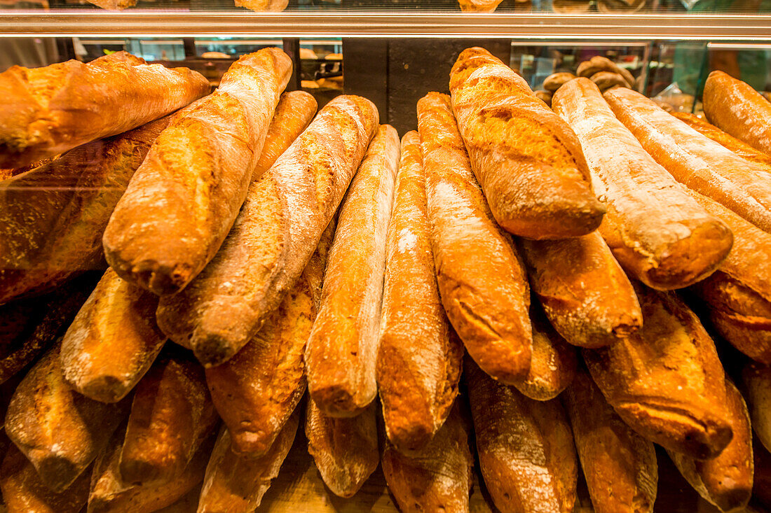 Brot zum Verkauf auf dem Mercat de Sant Josep de la Boqueria, Barcelonas berühmtestem Markt, Barcelona, Katalonien, Spanien, Europa