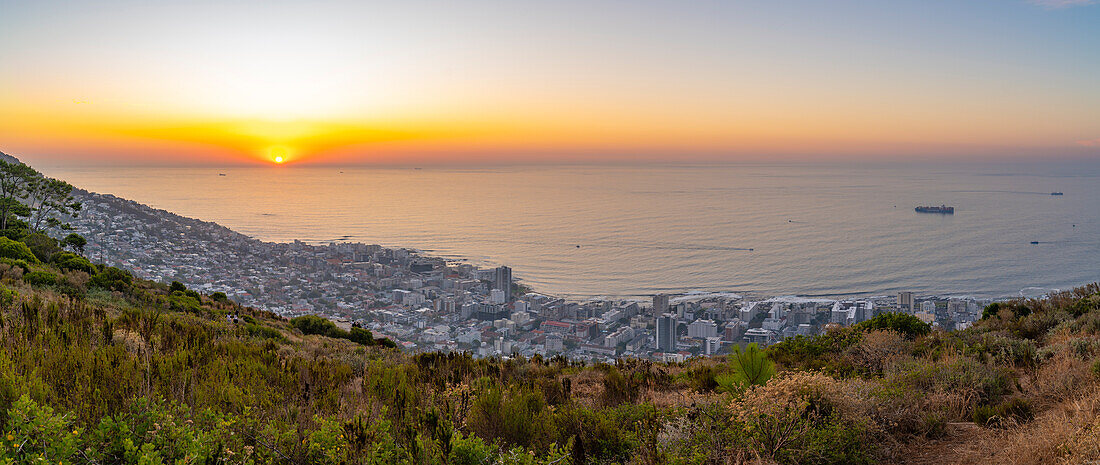 Blick auf die Bantry Bay bei Sonnenuntergang vom Signal Hill, Kapstadt, Westkap, Südafrika, Afrika