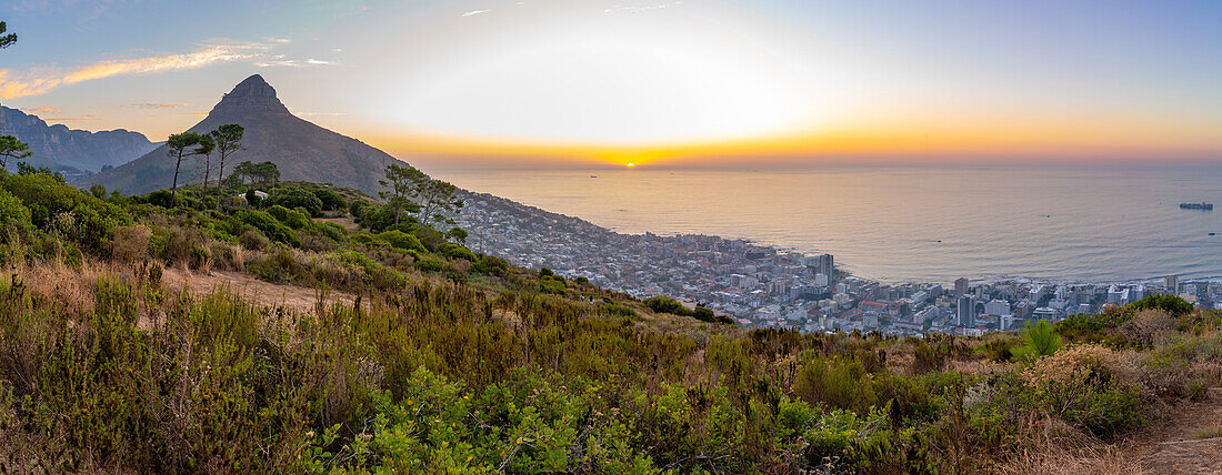 Blick auf Lion's Head und Bantry Bay bei Sonnenuntergang vom Signal Hill, Kapstadt, Westkap, Südafrika, Afrika