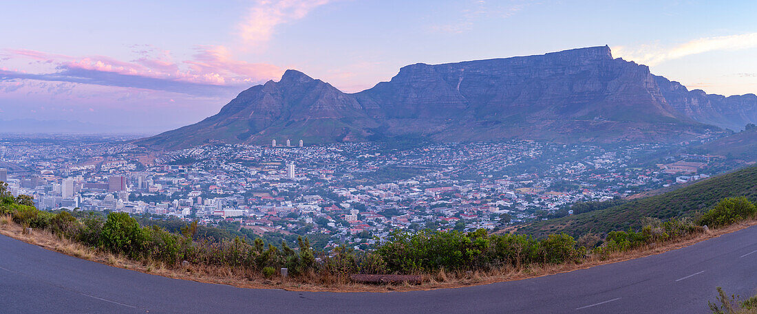 Blick auf Kapstadt und den Tafelberg vom Signal Hill aus in der Abenddämmerung, Kapstadt, Westkap, Südafrika, Afrika