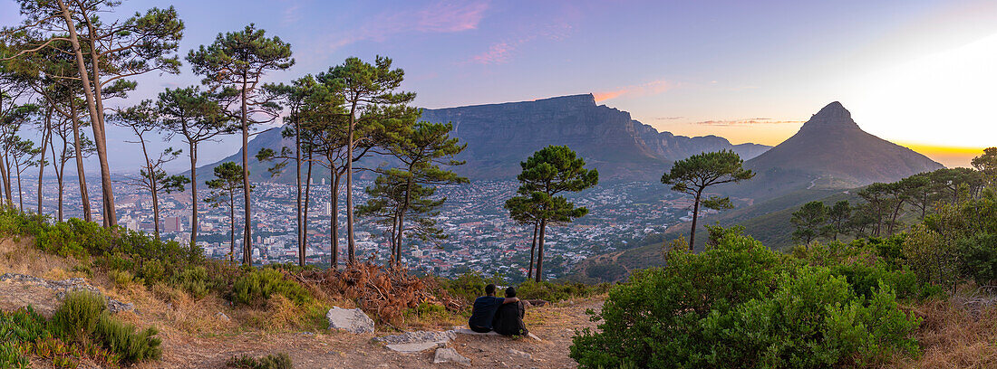 Blick auf Paar und Tafelberg vom Signal Hill bei Sonnenuntergang, Kapstadt, Westkap, Südafrika, Afrika