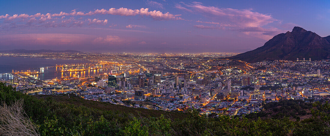 Blick auf Kapstadt vom Signal Hill in der Abenddämmerung, Kapstadt, Westkap, Südafrika, Afrika