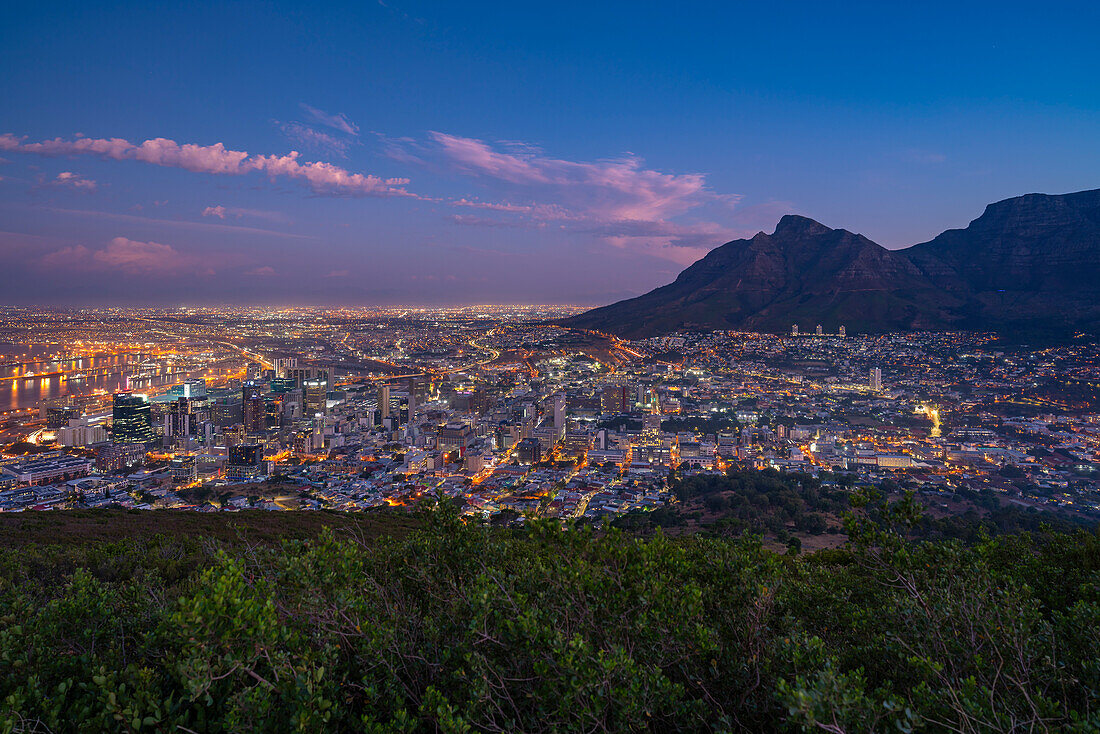 Blick auf Kapstadt und den Tafelberg vom Signal Hill aus in der Abenddämmerung, Kapstadt, Westkap, Südafrika, Afrika