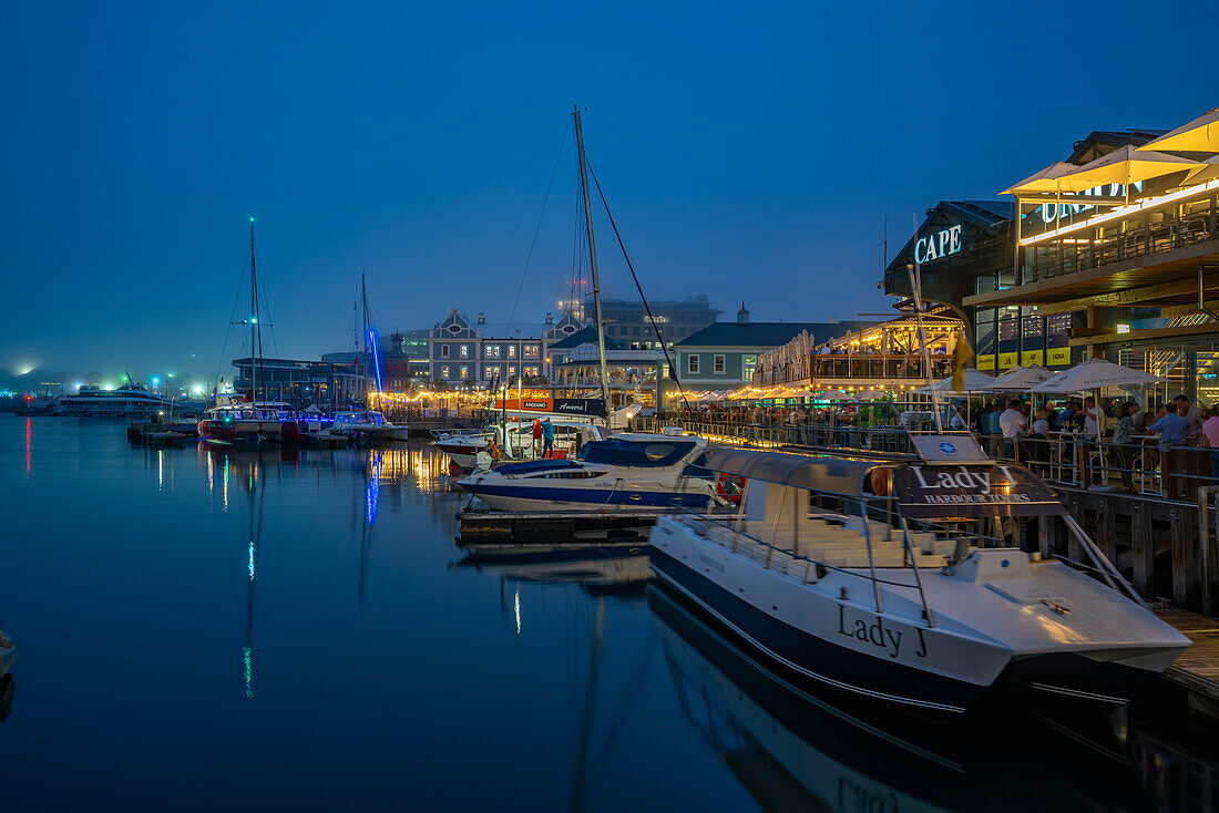 Blick auf Boote und Restaurants an der Waterfront in der Abenddämmerung, Kapstadt, Westkap, Südafrika, Afrika