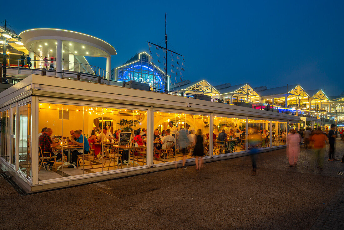 Blick auf Restaurants in der Waterfront in der Abenddämmerung, Kapstadt, Westkap, Südafrika, Afrika