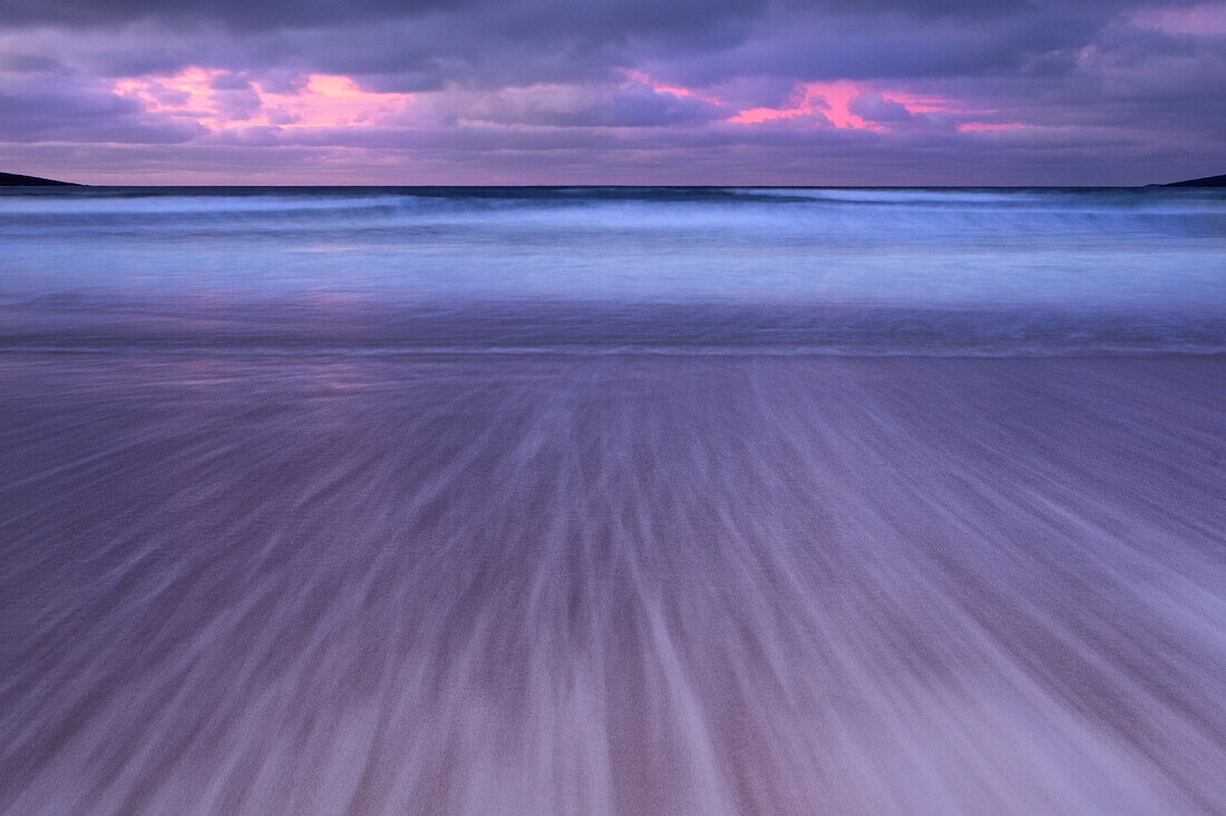 Ruhige Wellenmuster am Scarista Beach bei Sonnenuntergang, Isle of Harris, Äußere Hebriden, Schottland, Vereinigtes Königreich, Europa