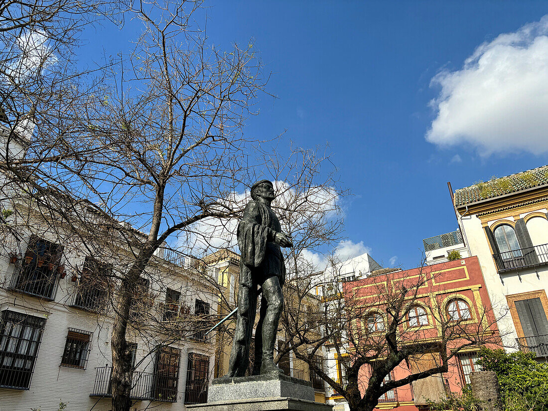 Blick auf das Denkmal an der Plaza de los Refinadores mit einer lebensgroßen Bronzeskulptur von Don Juan Tenorio, einer fiktiven Figur der spanischen Literatur, Sevilla, Andalusien, Spanien, Europa