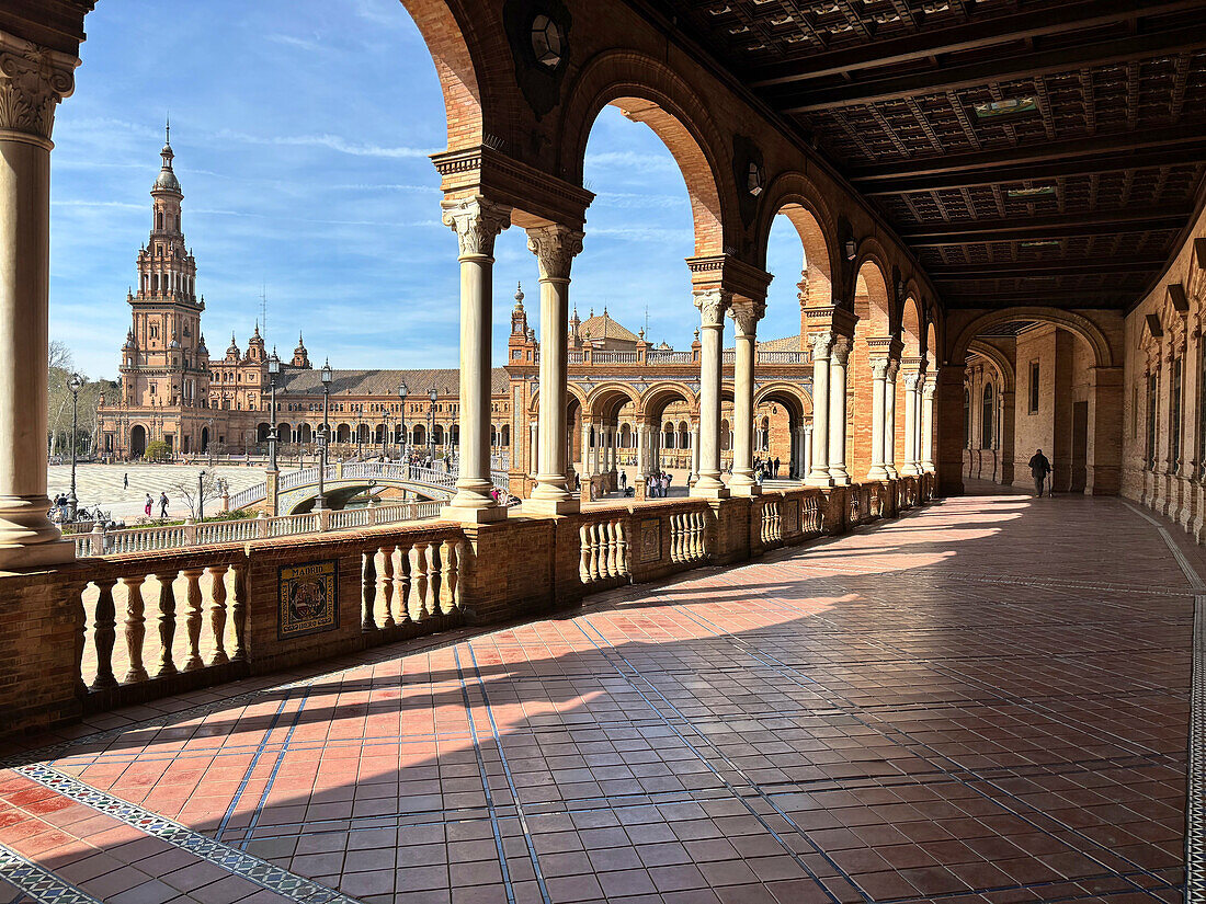 Blick auf die Plaza de Espana (Spanienplatz), erbaut 1928 für die Ibero-Amerikanische Ausstellung von 1929, Wahrzeichen der regionalistischen Architektur, Parque de Maria Luisa (Maria-Luisa-Park), Sevilla, Andalusien, Spanien, Europa