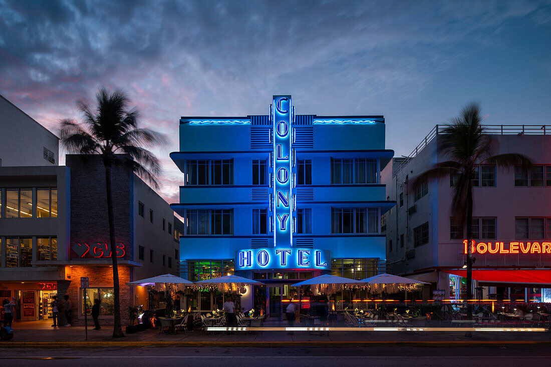 Art-déco-Architektur am Ocean Drive bei Nacht, South Beach, Miami, Dade County, Florida, Vereinigte Staaten von Amerika, Nordamerika