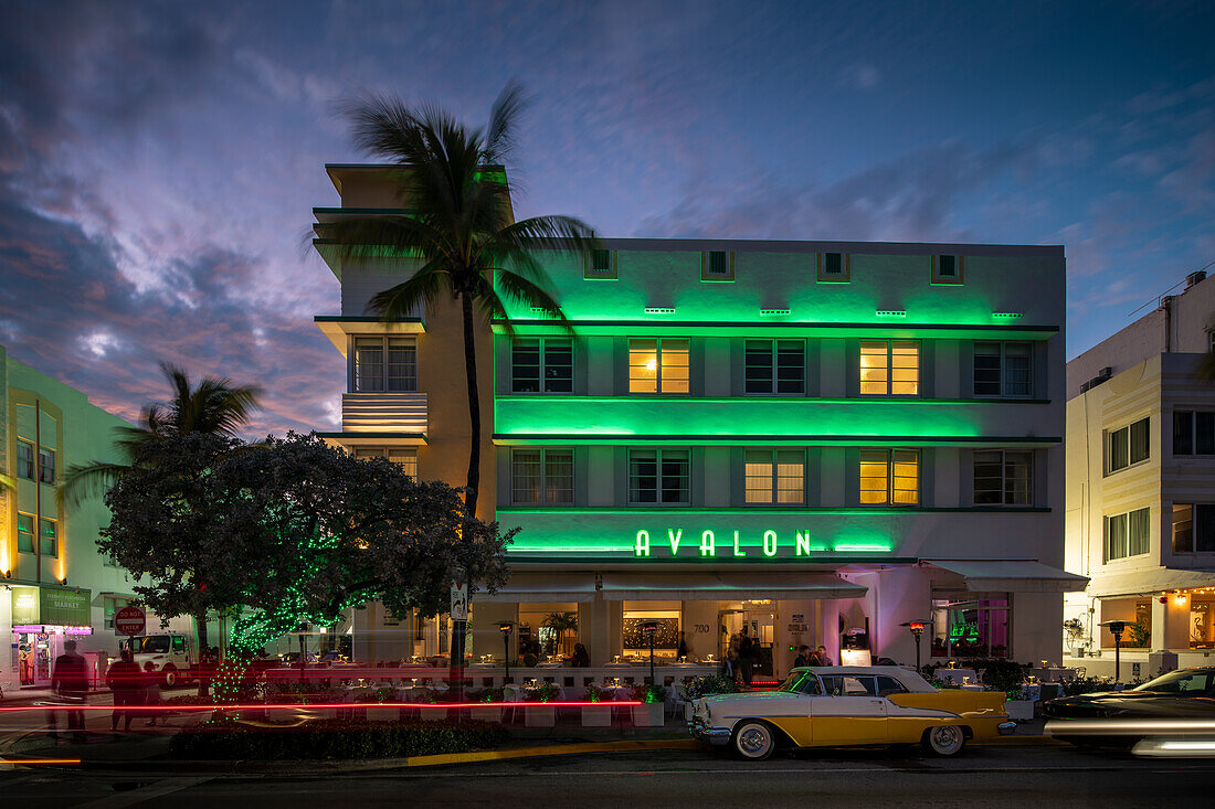 Art-déco-Architektur des Ocean Drive bei Nacht, South Beach, Miami, Dade County, Florida, Vereinigte Staaten von Amerika, Nordamerika