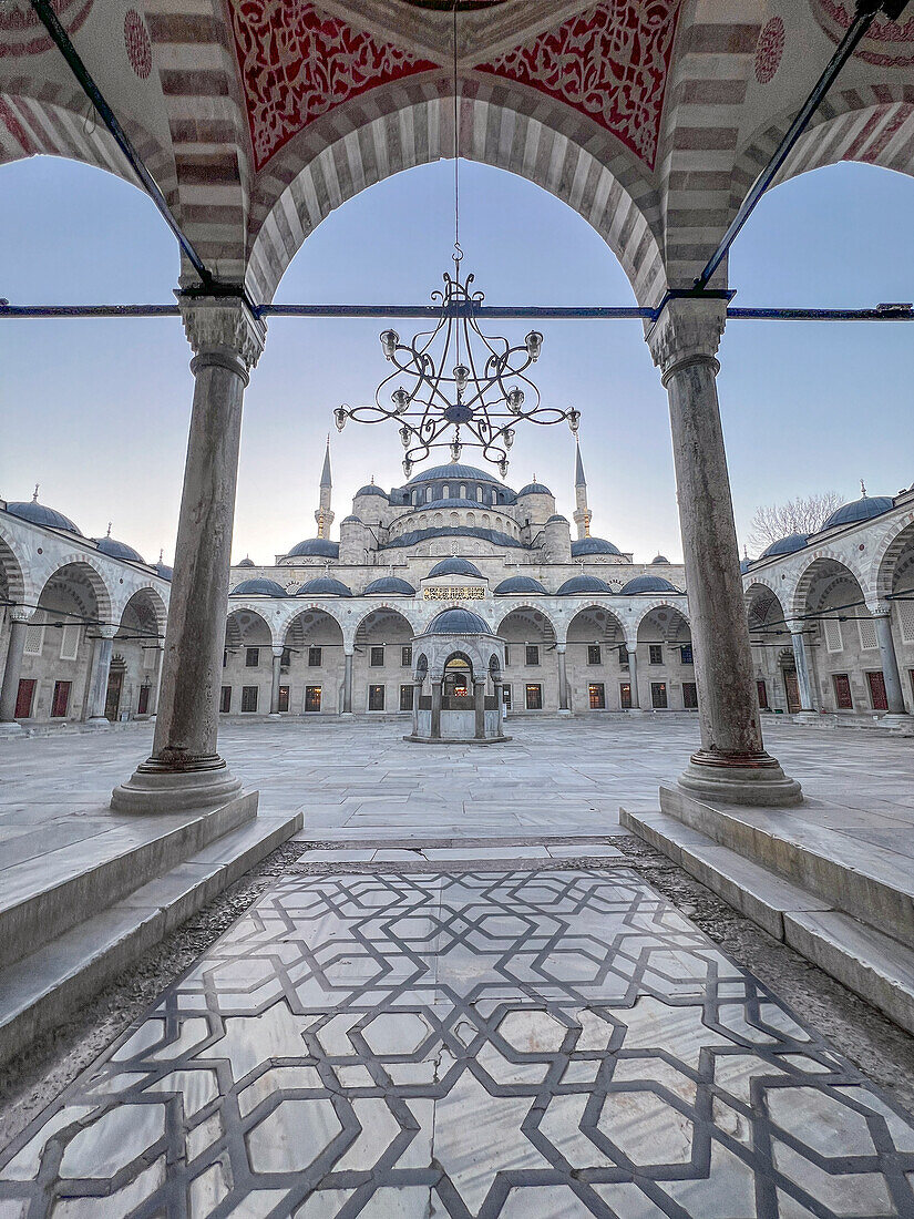 Außenansicht der Sultanahmet Camii (Blaue Moschee) bei Sonnenaufgang, UNESCO-Welterbestätte, Istanbul, Türkei, Europa