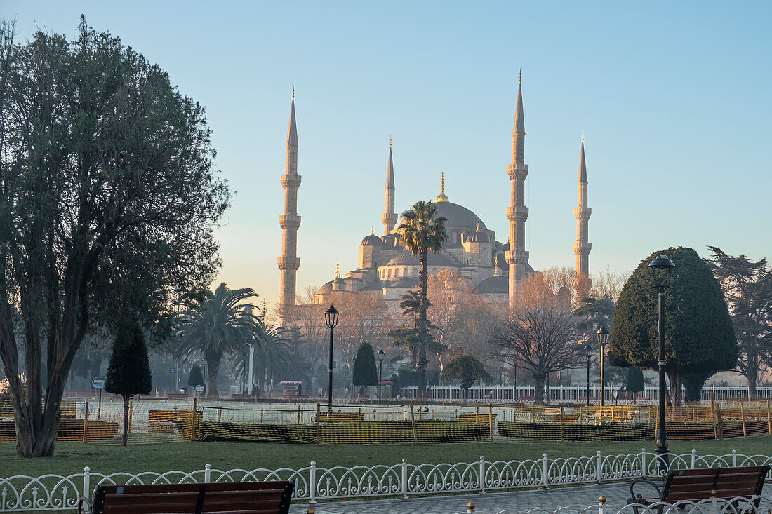 Außenansicht der Sultanahmet Camii (Blaue Moschee) bei Sonnenaufgang, UNESCO-Welterbe, Istanbul, Türkei, Europa