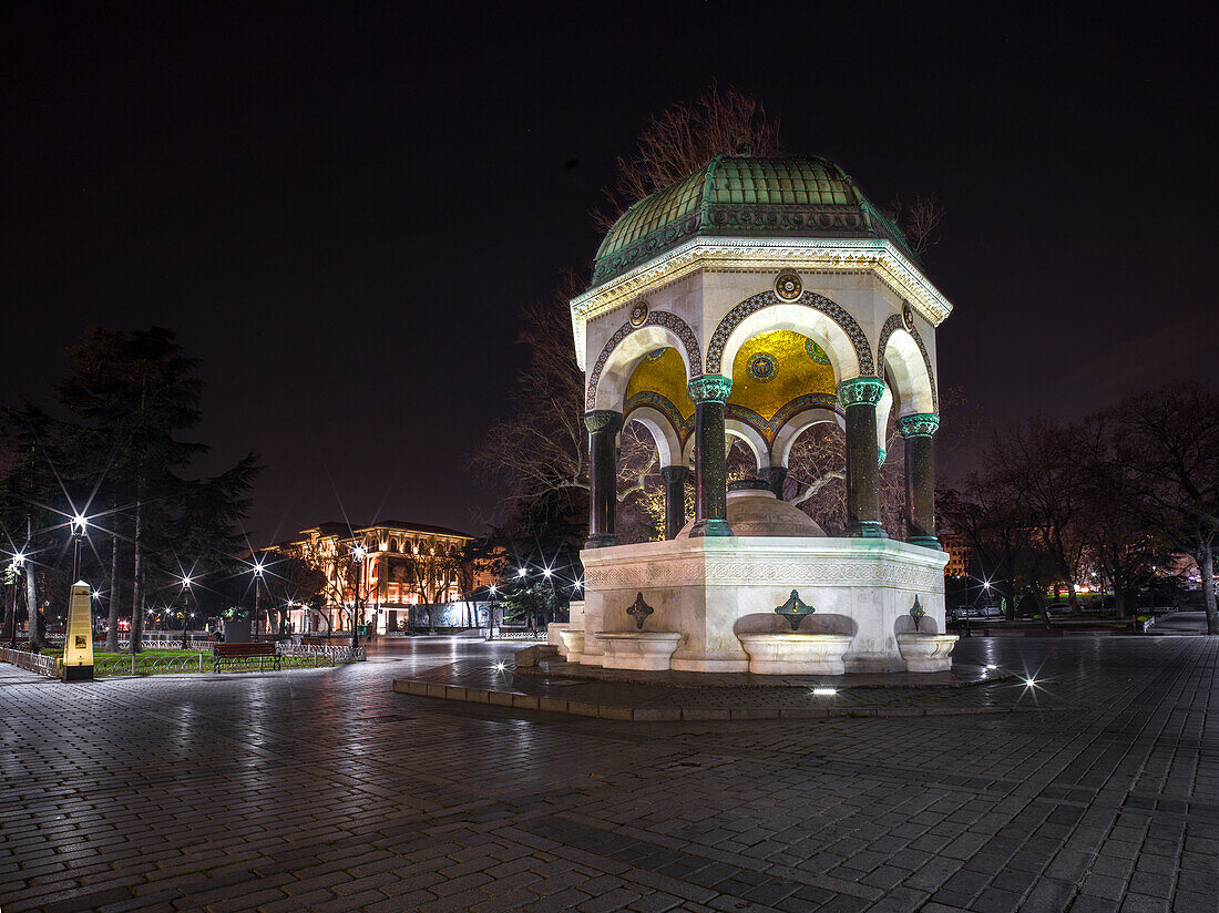 Deutscher Springbrunnen bei Nacht beleuchtet, Istanbul, Türkei, Europa