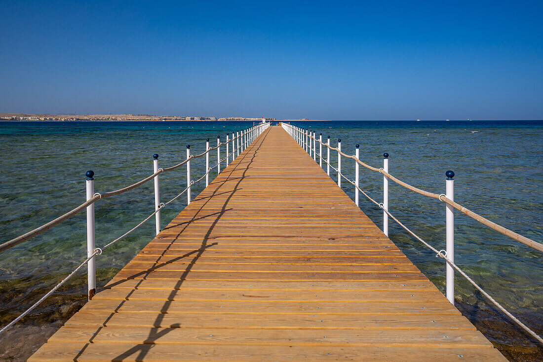 Blick auf den Pier und Sahl Hasheesh im Hintergrund, Sahl Hasheesh, Hurghada, Rotes Meer Gouvernement, Ägypten, Nordafrika, Afrika