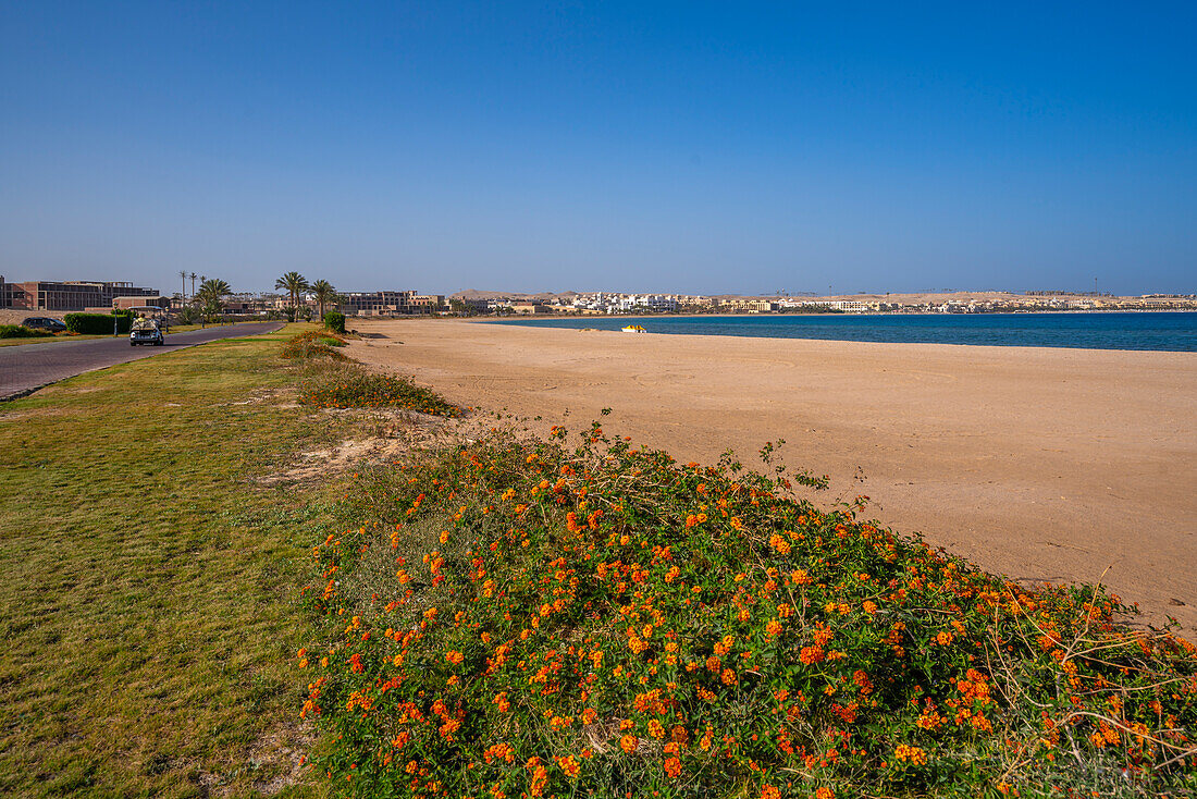 Blick auf Strand und Sahl Hasheesh im Hintergrund, Sahl Hasheesh, Hurghada, Rotes Meer Gouvernement, Ägypten, Nordafrika, Afrika