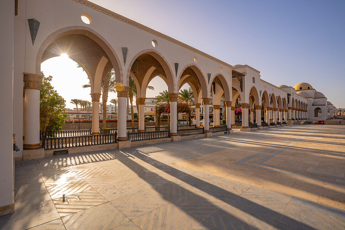 Blick auf den Ankunftsplatz in der Altstadt von Sahl Hasheesh, Sahl Hasheesh, Hurghada, Gouvernement am Roten Meer, Ägypten, Afrika