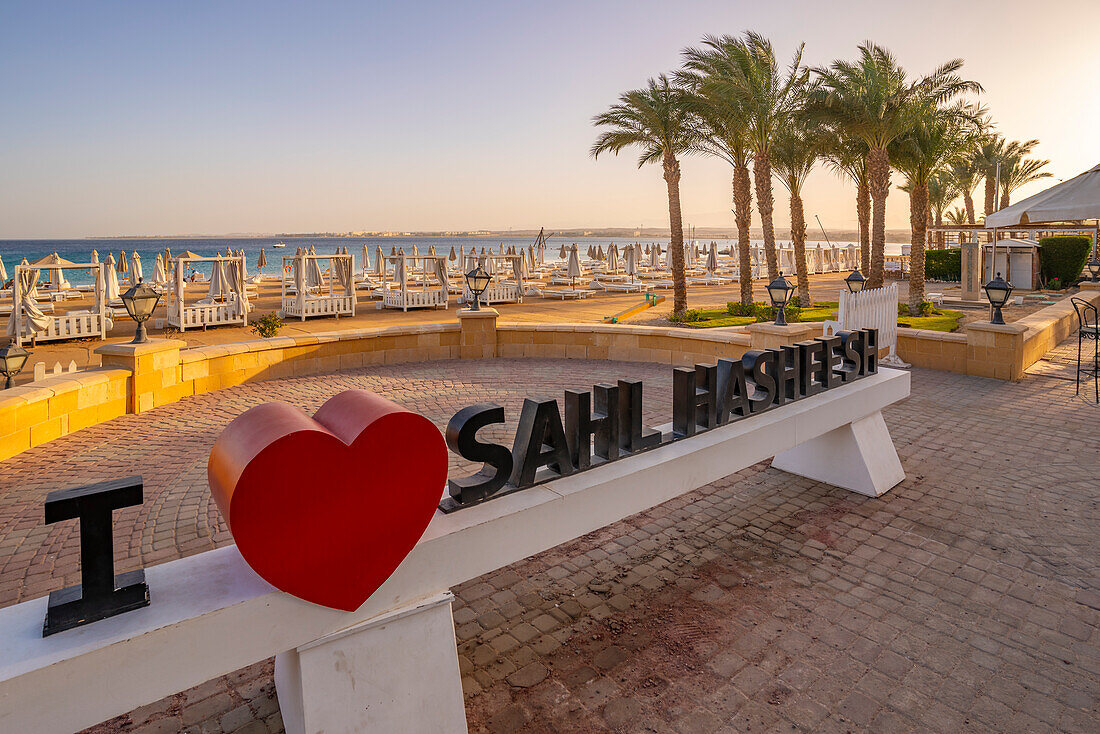 Blick auf Schild am Strand in Sahl Hasheesh Old Town, Sahl Hasheesh, Hurghada, Red Sea Governorate, Ägypten, Nordafrika, Afrika