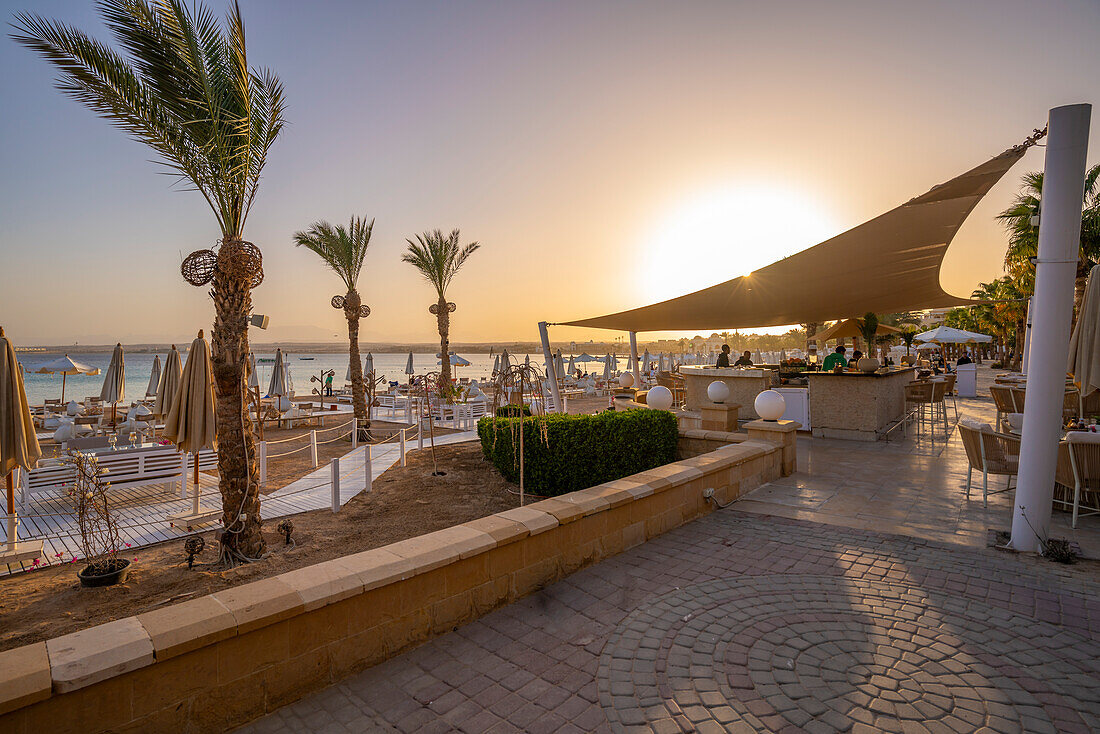 Blick auf Strandbar und Corniche in Sahl Hasheesh Old Town, Sahl Hasheesh, Hurghada, Red Sea Governorate, Ägypten, Nordafrika, Afrika