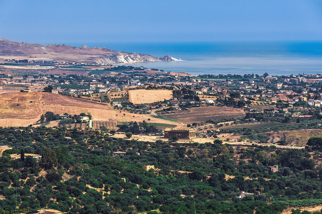 Panoramablick auf das Tal der Tempel mit dem archäologischen Bereich und den Tempeln, UNESCO-Weltkulturerbe, Agrigento, Sizilien, Italien, Europa