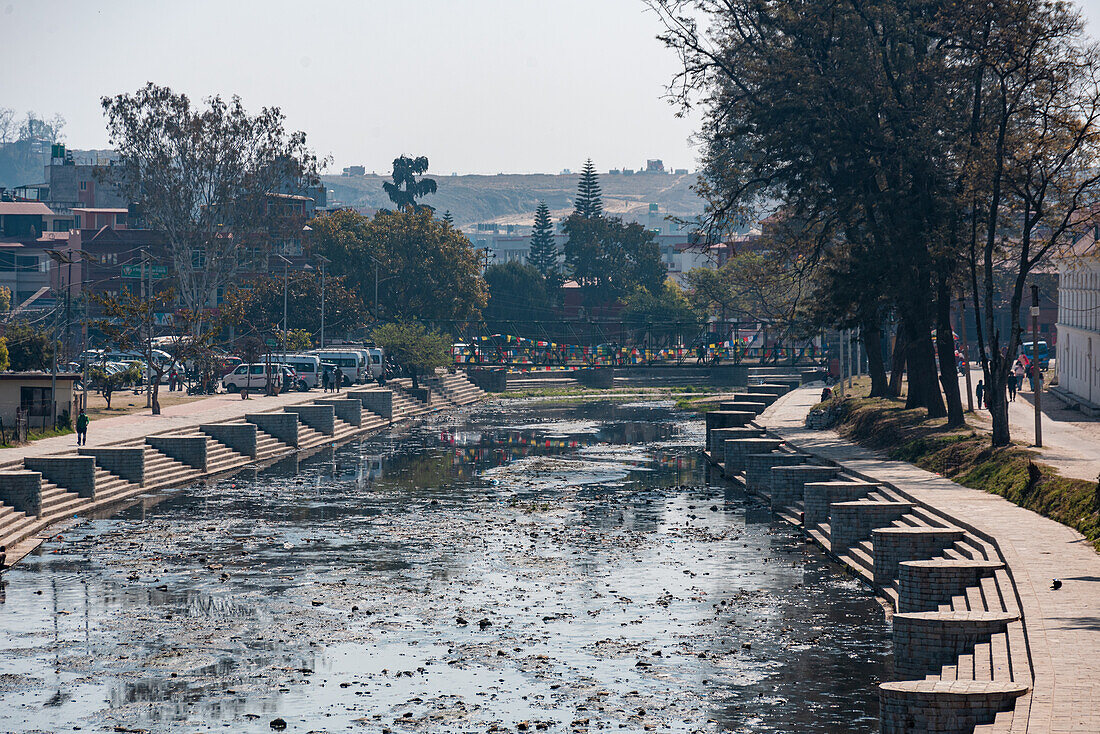 Blick entlang des heiligen Bagmati-Flusses, Guhyeshwari Shaktipeeth-Tempel, Kathmandu, Nepal, Asien