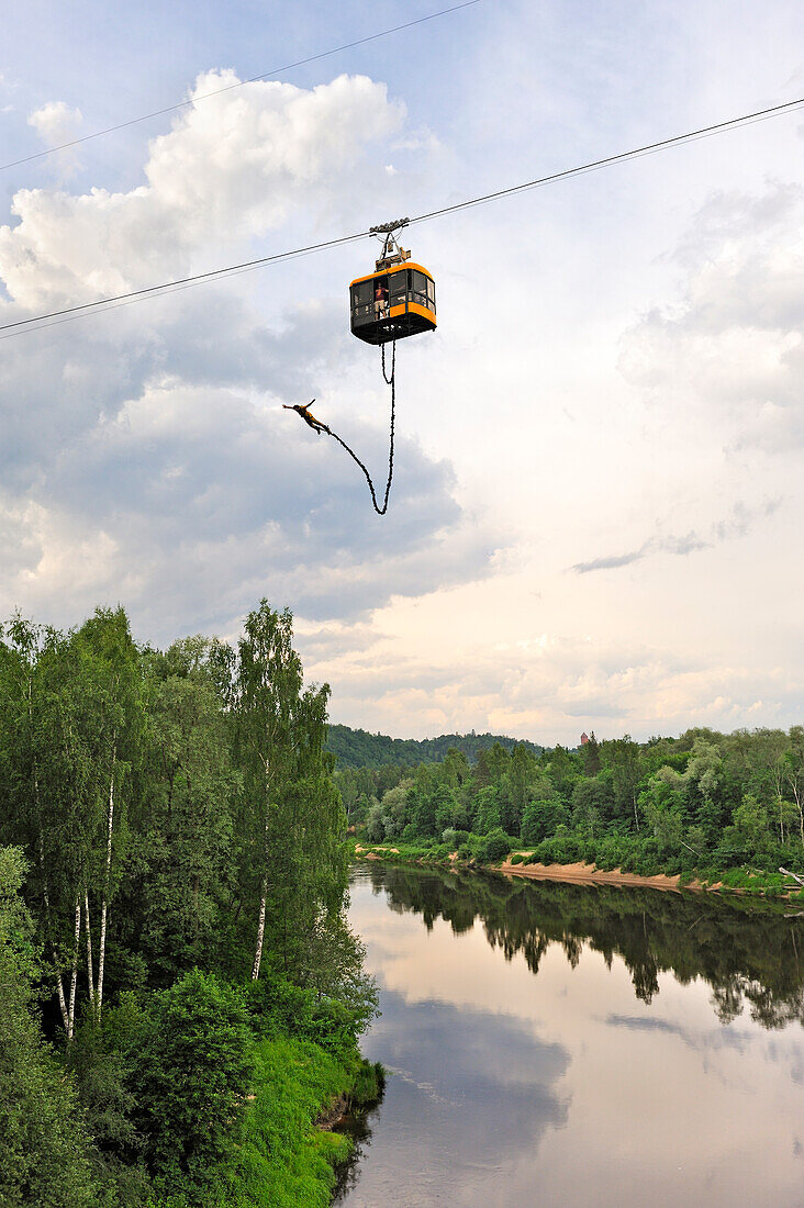 Bungee-Springen von der Seilbahn über den Gauja-Fluss, in der Nähe von Siguld, Gauja-Nationalpark, Vidzeme-Region, Lettland, Baltikum, Europa