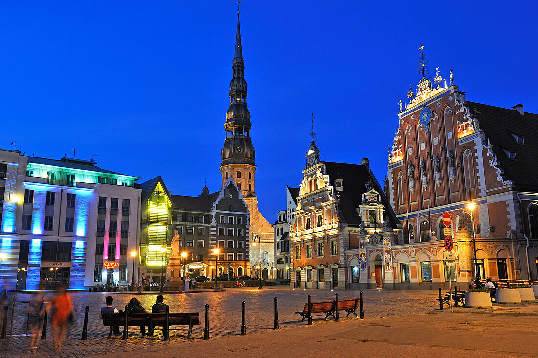 Peterskirche, Rolandsstatue, Haus der Schwarzköpfe und Schwabe-Haus, Rathausplatz, Ratslaukums, UNESCO-Weltkulturerbe, Riga, Lettland, Baltikum, Europa